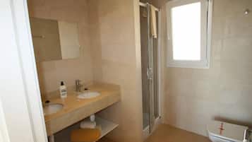 Ducha, secador de pelo y toallas