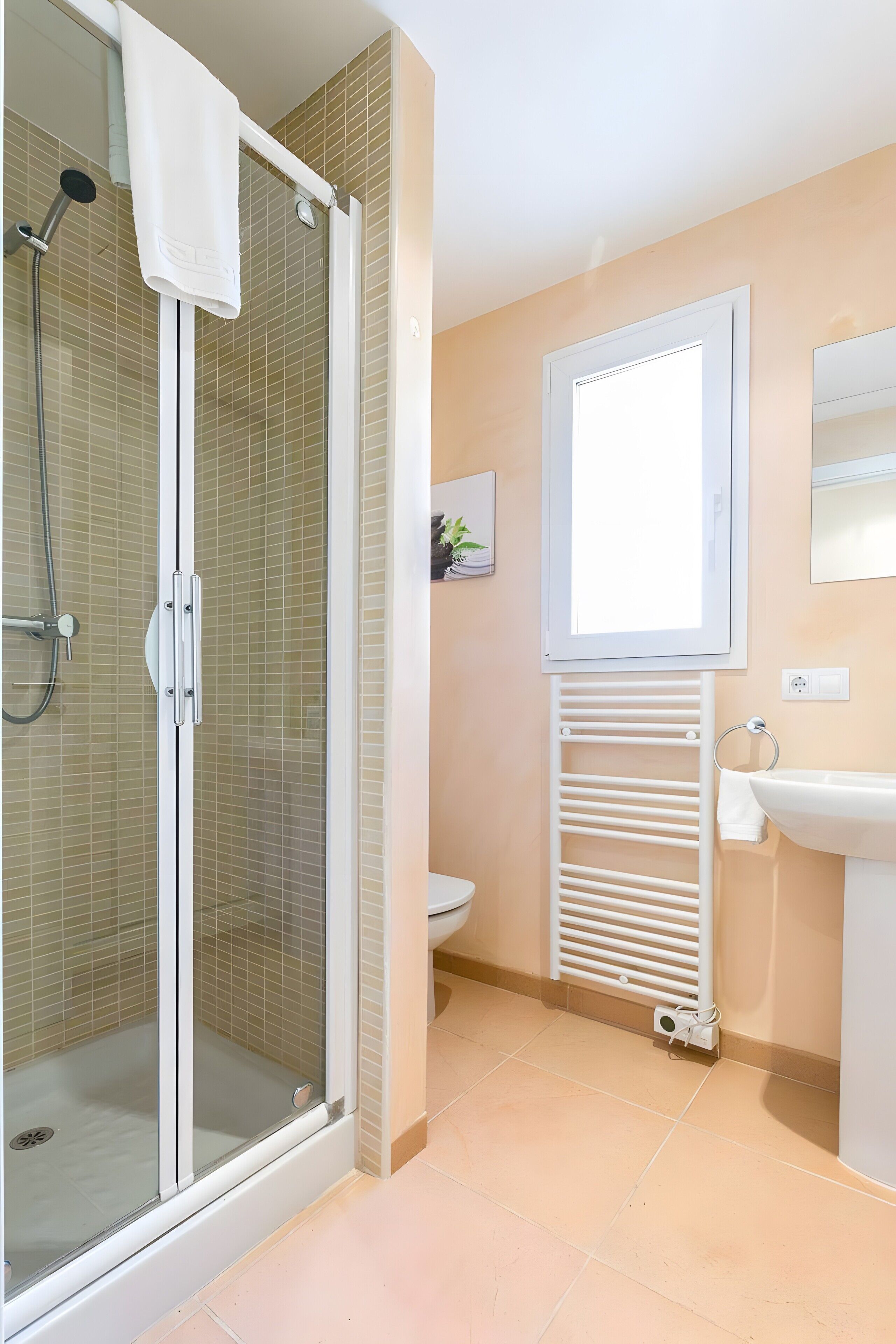 Dusche, Haartrockner, Handtücher