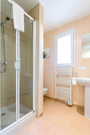 Een douche, een haardroger, handdoeken