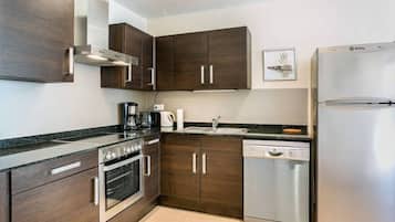 Refrigerador, horno, placa de cocina, lavavajillas