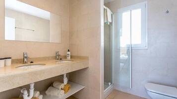Shower, hair dryer, towels