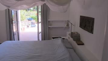 2 bedrooms, bed sheets