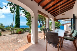 Outdoor dining - Villa 'Le Ginestre Di Mare' with Sea View, Private Terrace and Private Garden (Capoliveri)