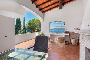 Outdoor dining - Villa 'Le Ginestre Di Mare' with Sea View, Private Terrace and Private Garden (Capoliveri)