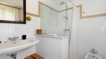 Douche, serviettes fournies