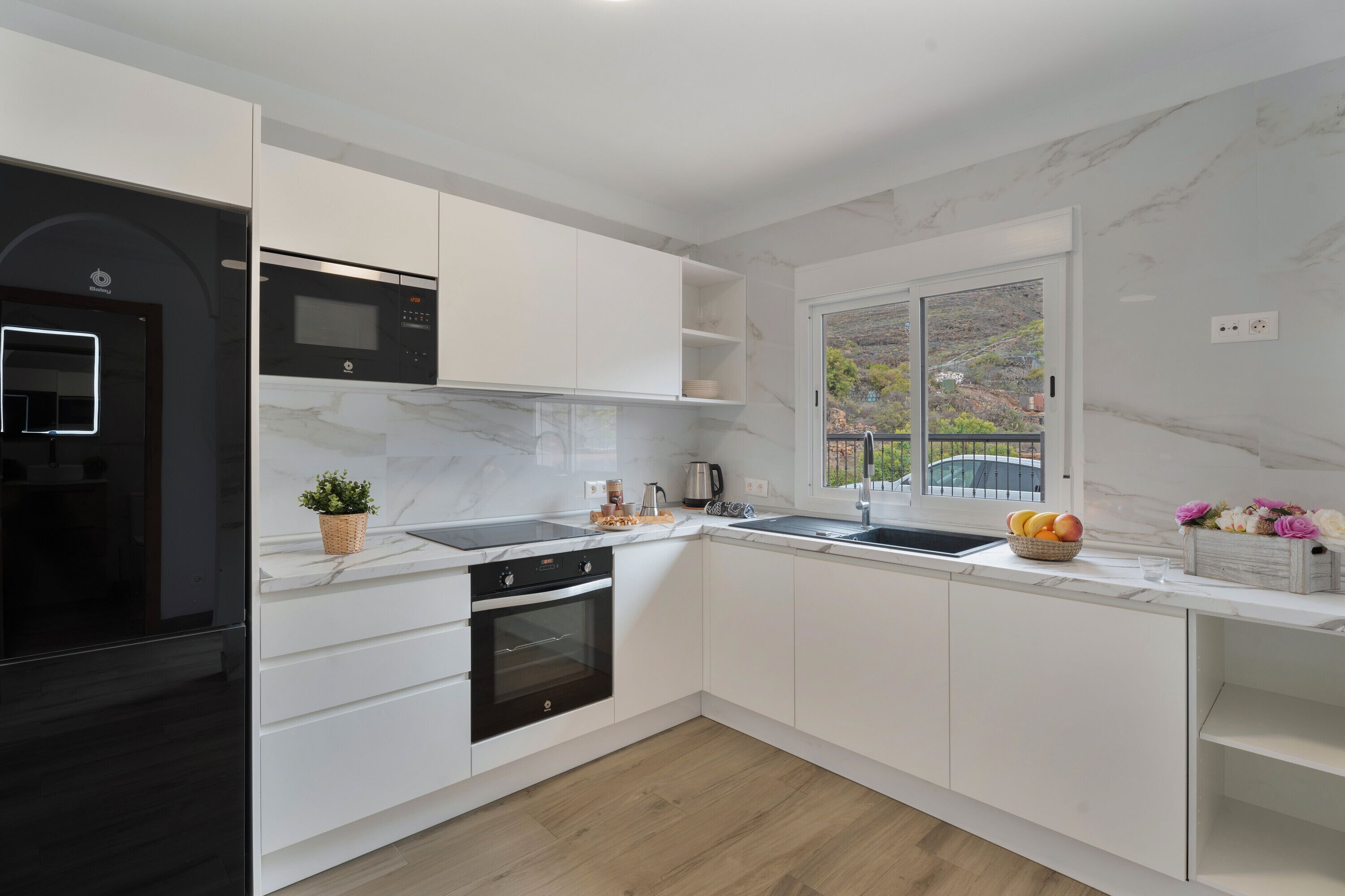 Kühlschrank, Mikrowelle, Ofen, Herdplatte