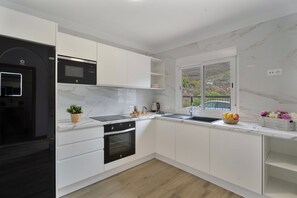 Een koelkast, een magnetron, een oven, een kookplaat