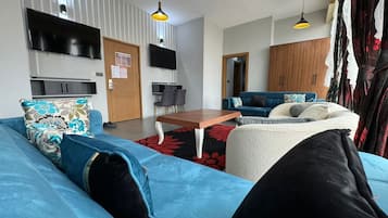Habitación superior con 1 cama doble o 2 individuales, vistas a la ciudad | Ropa de cama de alta calidad y colchones Tempur-Pedic