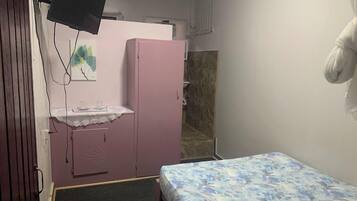 Escritorio y espacio para trabajar con laptop