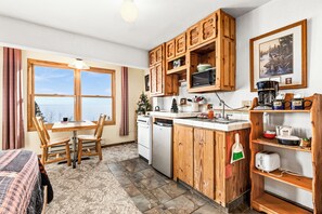 Private kitchen - Relaxing Getaway Surrounded by Nature & Beauty (Duluth)