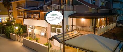 A multi-story hotel with a sign indicating 'Residence Veneri' and 'Appartamenti - Camere - Spalze'.