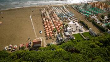 Una spiaggia nelle vicinanze