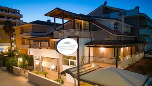 A multi-story hotel with a sign indicating it is a residence. - Homiday -Residence Venus, Interior 8 (Alba Adriatica)