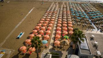 Una spiaggia nelle vicinanze