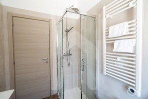 Doccia, asciugacapelli, bidet, asciugamani