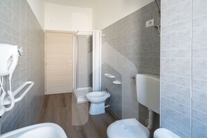 Dusche, Haartrockner, Bidet, Handtücher