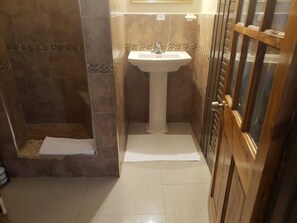 Deluxe Double Room, Garden View | Bathroom | Shower, towels, soap, shampoo - Moonrise Villas (Negril)