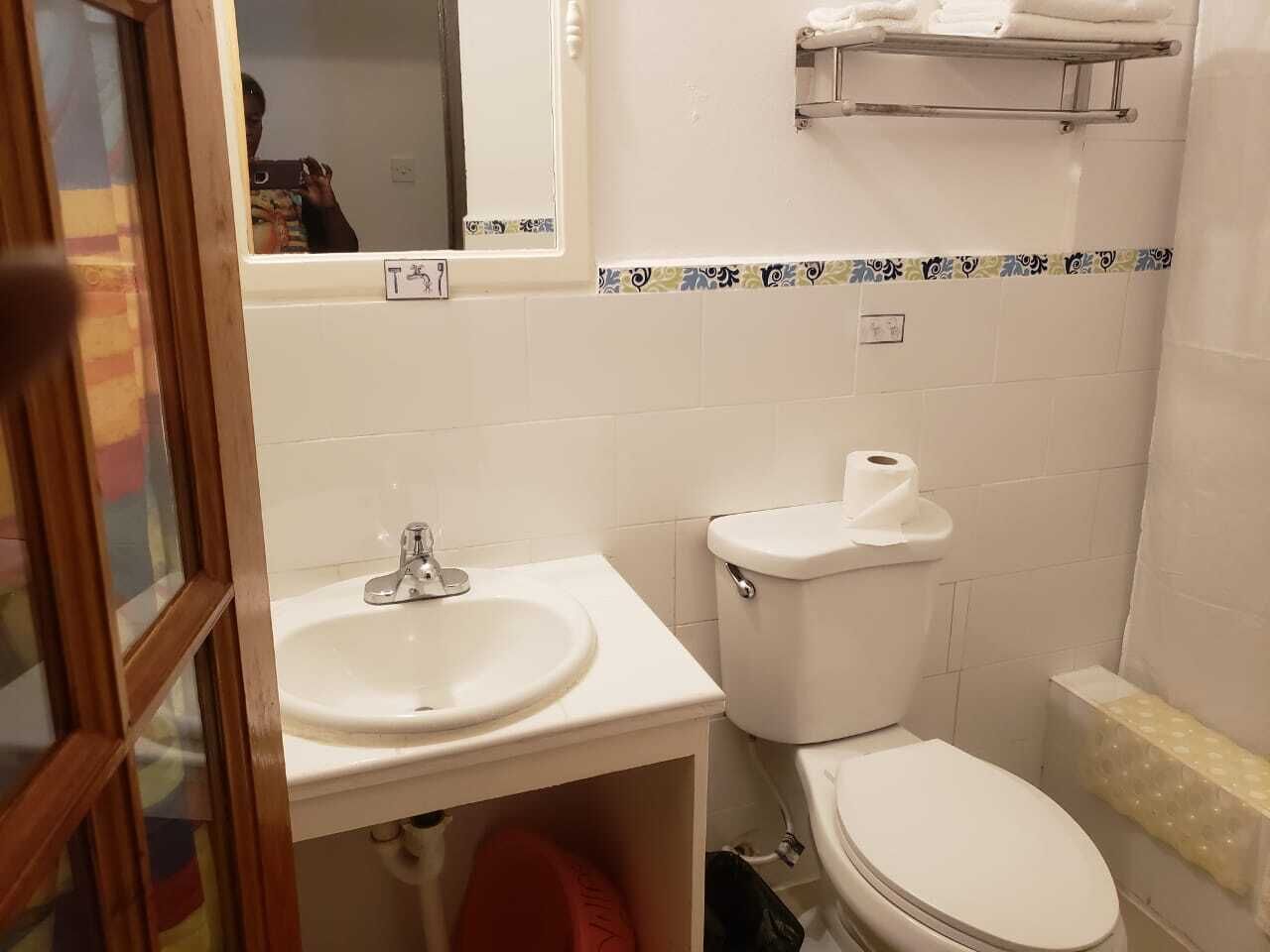 Regadera, toallas, jabón, shampoo 