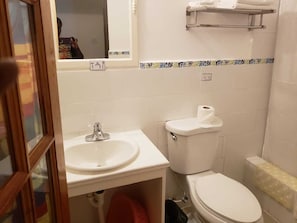 Shower, towels, soap, shampoo - Moonrise Villas (Negril)