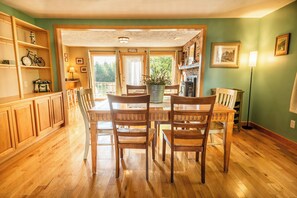 Dining - The Adventure Abode: A Cozy Winter Family Retreat Close to Sugarloaf (Kingfield)