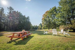 Outdoor dining - The Adventure Abode: A Cozy Winter Family Retreat Close to Sugarloaf (Kingfield)