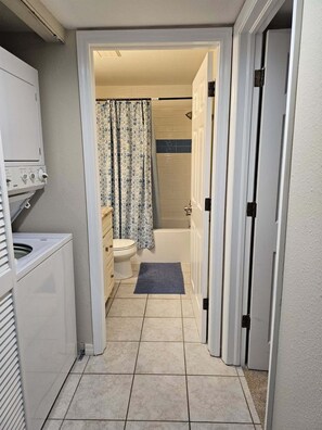 Dusche, Haartrockner, Handtücher, Toilettenpapier