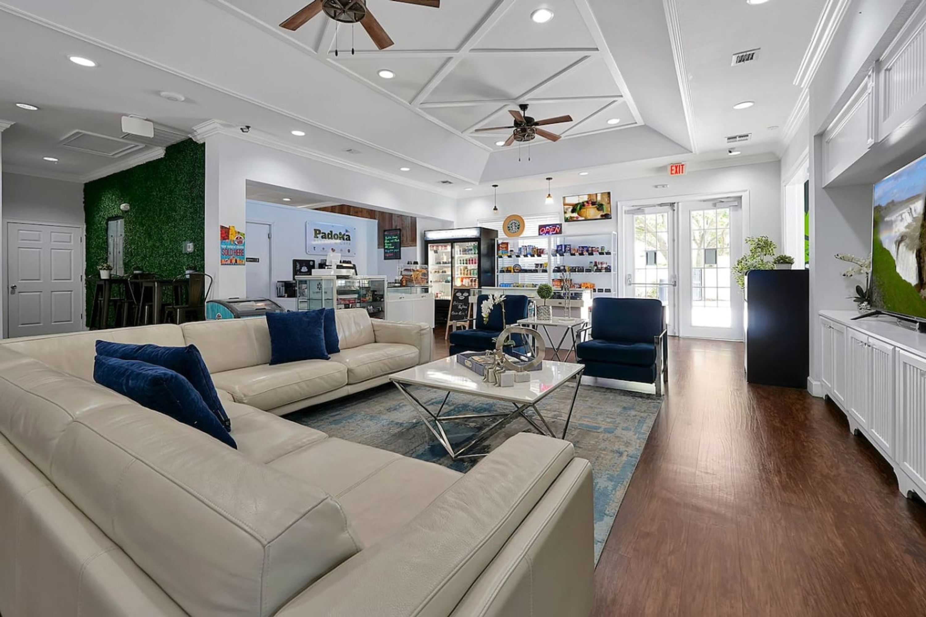 House | 4 bedrooms, desk