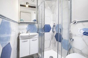 Dusche, Haartrockner, Bidet, HandtĂŒcher
