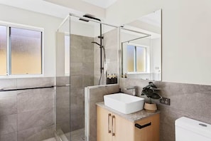 Hair dryer, towels - Urban Retreat @ SJ (Saint James)