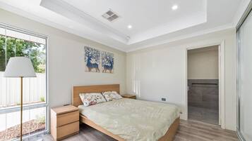 4 bedrooms, iron/ironing board, WiFi, bed sheets