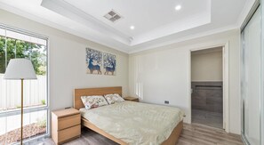 4 bedrooms, iron/ironing board, internet, bed sheets