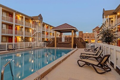 The Ward - Resort Style Gameday Condo