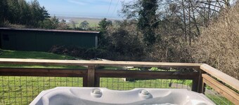 🌊 Pacific Edge- Eclectic home with stellar ocean and pasture views, Deck, BBQ and Hot tub 🏡