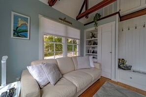 Smart TV - Luxury oceanside retreat, hot tub, epic views, expansive grounds for wildlife viewing and picnics (Trinidad)