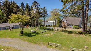 Property grounds - Luxury oceanside retreat, hot tub, epic views, expansive grounds for wildlife viewing and picnics (Trinidad)