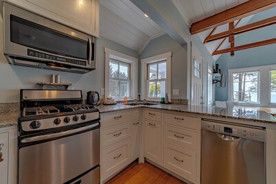 Luxury oceanside retreat, hot tub, epic views, expansive grounds for wildlife viewing and picnics