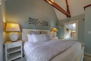 1 bedroom, iron/ironing board, free WiFi, bed sheets - Luxury oceanside retreat, hot tub, epic views, expansive grounds for wildlife viewing and picnics (Trinidad)