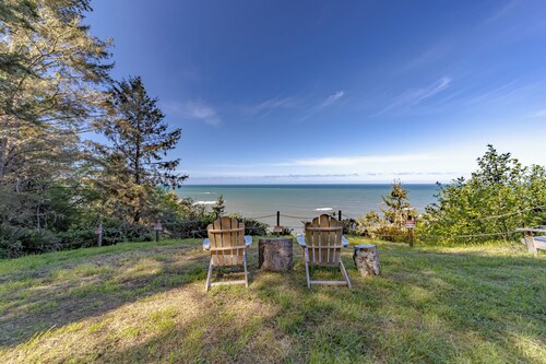 Luxury oceanside retreat, hot tub, epic views, expansive grounds for wildlife viewing and picnics