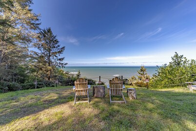 Luxury oceanside retreat, hot tub, epic views, expansive grounds for wildlife viewing and picnics