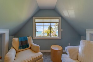 TV - Wild ocean views, wrap-a-round deck, hot tub, expansive grounds with shared picnic tables (Trinidad)