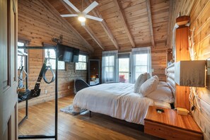 1 bedroom, iron/ironing board, WiFi, bed sheets - Indoor Jacuzzi~Adult Cabin~BDSM~Views (Blue Ridge)