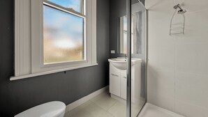 Habitación Deluxe doble | Baño | Secador de pelo, toallas, jabón y papel higiénico