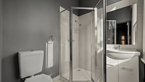 Habitación clásica doble | Baño | Secador de pelo, toallas, jabón y papel higiénico