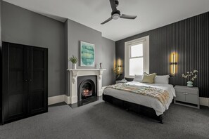 Deluxe Double Room | Free WiFi - Continuum Short Stays (Collingwood)