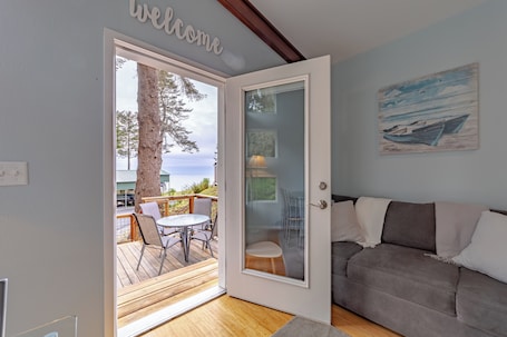 Smart TV, books. Comfy oceanside retreat, forested creekside setting, expansive grounds over ocean bluffs