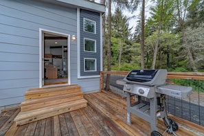 Terrace/patio - Comfy oceanside retreat, forested creekside setting, expansive grounds over ocean bluffs (Trinidad)