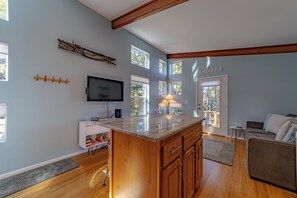 Smart TV, books - Comfy oceanside retreat, forested creekside setting, expansive grounds over ocean bluffs (Trinidad)