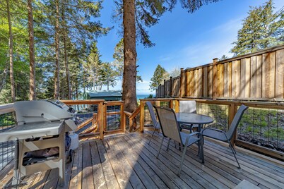 Comfy oceanside retreat, forested creekside setting, expansive grounds over ocean bluffs