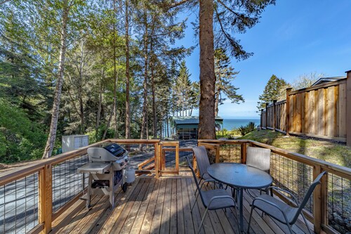 Comfy oceanside retreat, forested creekside setting, expansive grounds over ocean bluffs