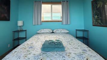 1 bedroom, bed sheets
